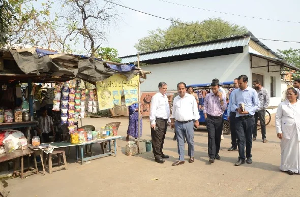 एक्शन मोड में जिला प्रशासन, अस्पताल परिसर में पाउच मिलने पर जुर्माना