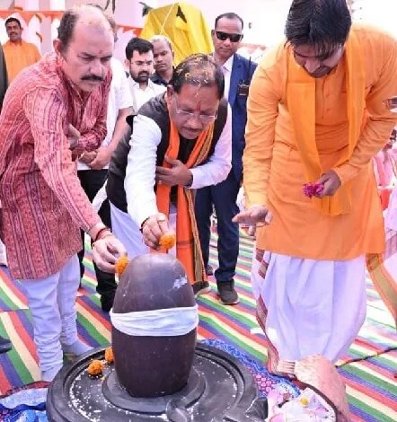 नीलकंठेश्वर महादेव मंदिर के प्राण-प्रतिष्ठा समारोह में सीएम हुए शामिल, सामुदायिक भवन निर्माण की घोषणा नीलकंठेश्वर महादेव मंदिर के प्राण-प्रतिष्ठा समारोह में सीएम हुए शामिल, सामुदायिक भवन निर्माण की घोषणा