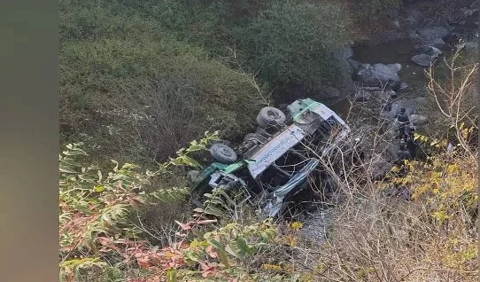 देहरादून में पैसेंजर बस गहरी खाई में गिरी, तीन यात्रियों की मौत