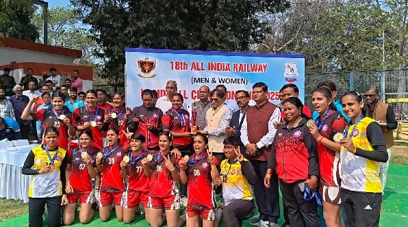 रेलवे की महिला हैंडबॉल टीम ने रचा इतिहास, हैंडबॉल प्रतियोगिता में जीता स्वर्ण पदक
