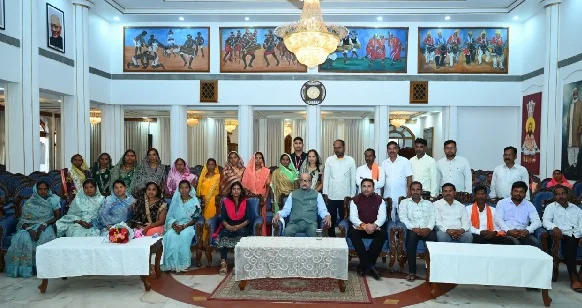 राज्यपाल के गोद ग्राम पंचायत बिजली के ग्रामीणों ने किया लोकभवन का भ्रमण