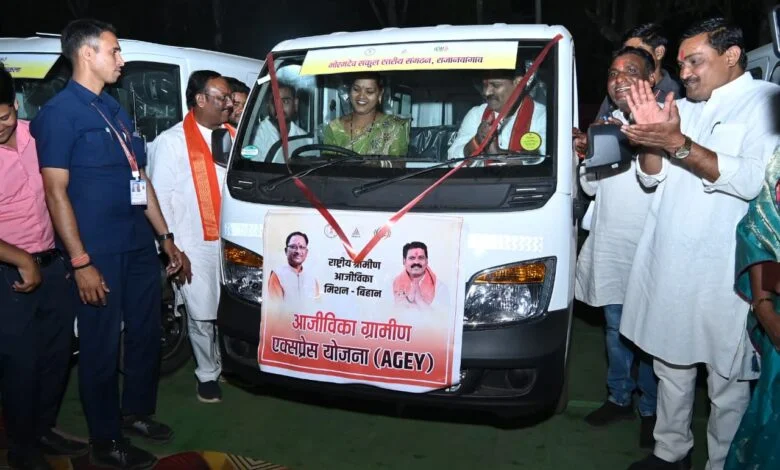 कबीरधाम में ‘दीदियों’ ने संभाली स्टीयरिंग, उपमुख्यमंत्री शर्मा बने पैसेंजर