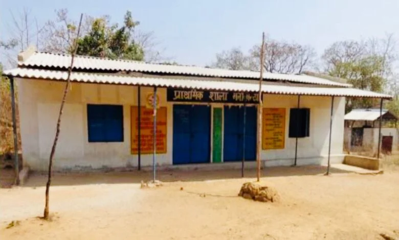 शिक्षा के क्षेत्रों में नई अलख- नक्सल प्रभावित क्षेत्रों के बंद पड़े 123 स्कूल फिर से गुलज़ार शिक्षा के क्षेत्रों में नई अलख- नक्सल प्रभावित क्षेत्रों के बंद पड़े 123 स्कूल फिर से गुलज़ार