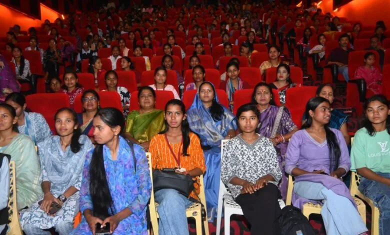 मंत्री लक्ष्मी राजवाड़े ने 600 छात्राओं को दिखाई द केरल स्टोरी 2 मंत्री लक्ष्मी राजवाड़े ने 600 छात्राओं को दिखाई द केरल स्टोरी 2