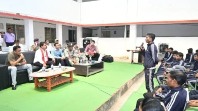 उपमुख्यमंत्री विजय शर्मा ने पुनर्वास केंद्र दंतेवाड़ा में युवाओं से की मुलाकात