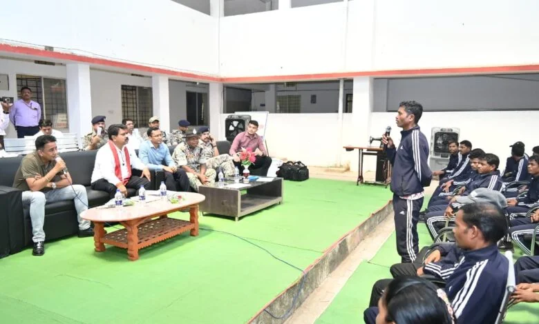 उपमुख्यमंत्री विजय शर्मा ने पुनर्वास केंद्र दंतेवाड़ा में युवाओं से की मुलाकात उपमुख्यमंत्री विजय शर्मा ने पुनर्वास केंद्र दंतेवाड़ा में युवाओं से की मुलाकात