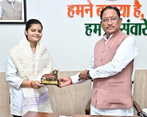यूपीएससी सिविल सेवा परीक्षा में 35वीं रैंक प्राप्त करने वाली वैभवी अग्रवाल को मुख्यमंत्री ने दी बधाई