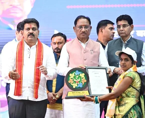 ‘लखपति दीदी संवाद’ में लखपती दीदियों से सीएम ने किया संवाद