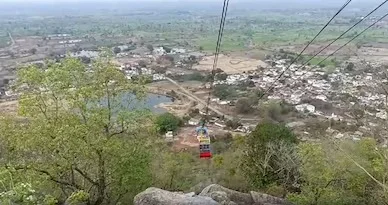 खल्लारी मंदिर में बड़ा हादसा: रोप-वे का केबल टूटा, ट्रॉली गिरने से एक की मौत, कई घायल