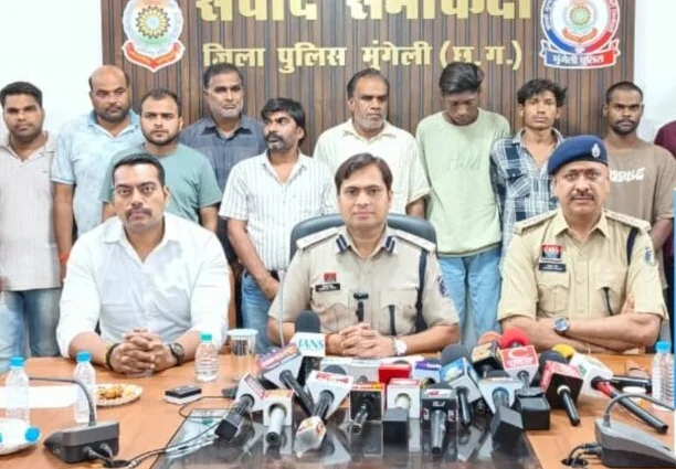 संपत्ति के लालच में भाई ने कराई हत्या, जंगल में दफन मिला शव, 11 गिरफ्तार संपत्ति के लालच में भाई ने कराई हत्या, जंगल में दफन मिला शव, 11 गिरफ्तार