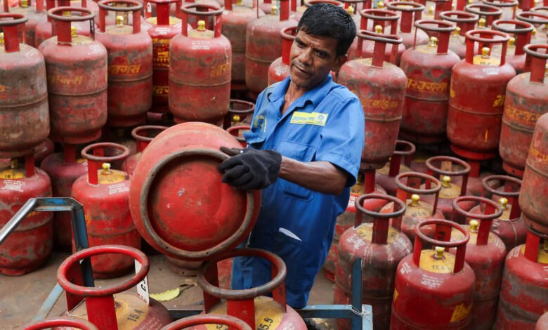 घरेलू एलपीजी के दुरुपयोग को रोकने के लिए खाद्य विभाग एवं जिला प्रशासन द्वारा लगातार सख्त कार्रवाई : 214 छापे, 1013 सिलेंडर जब्त