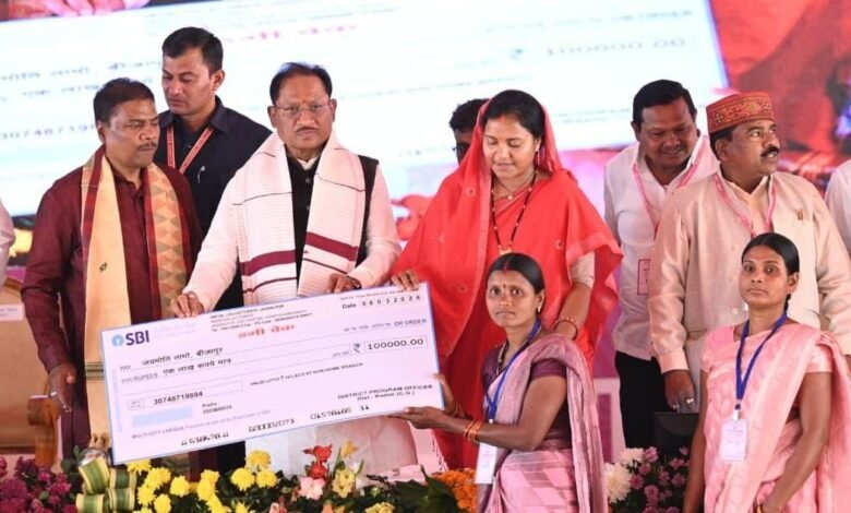 महतारी वंदन योजना से मातृशक्ति को मिला आर्थिक संबल : मुख्यमंत्री श्री विष्णु देव साय महतारी वंदन योजना से मातृशक्ति को मिला आर्थिक संबल : मुख्यमंत्री श्री विष्णु देव साय