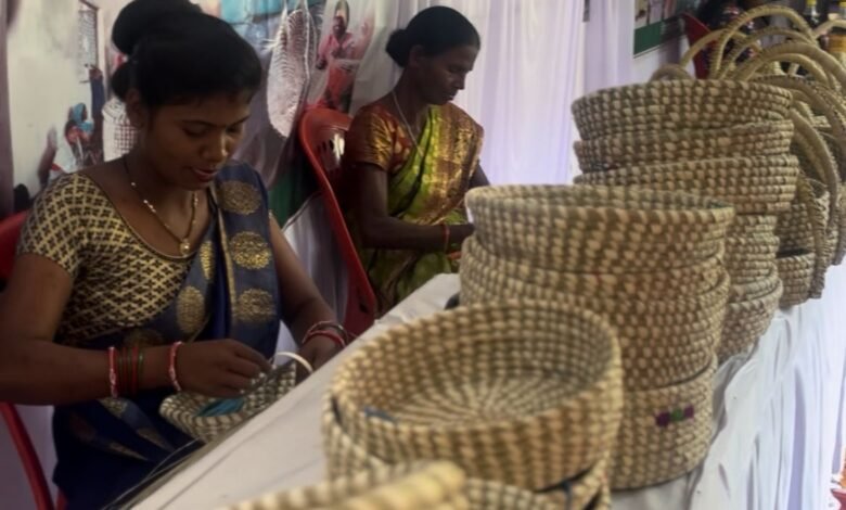 पारंपरिक हस्तशिल्प उत्पाद बना आजीविका का साधन