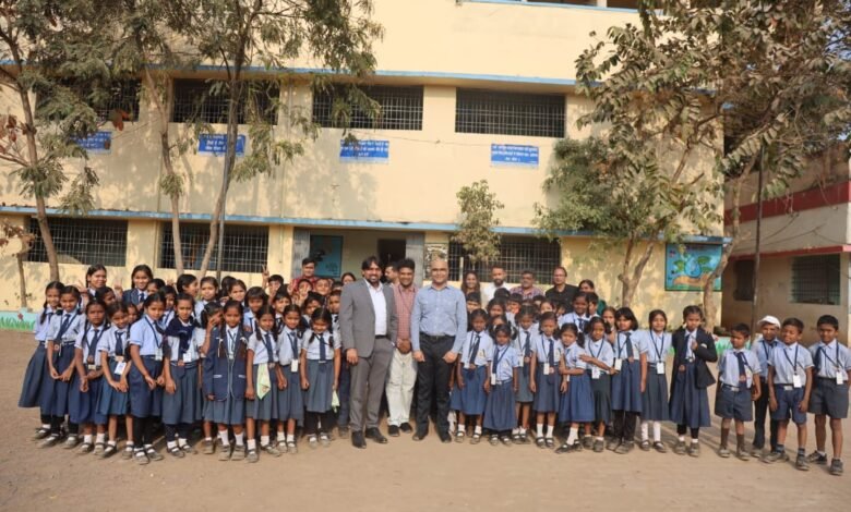 एमएमआई नारायणा हॉस्पिटल ने सामाजिक सरोकार के तहत रायपुर के चार सरकारी स्कूलों की मदद की।