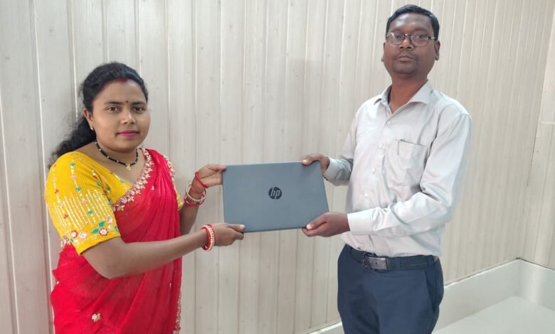 आधार से जुड़ी सेवाएं उपलब्ध करा आत्मनिर्भर बनी संगीता सिंह