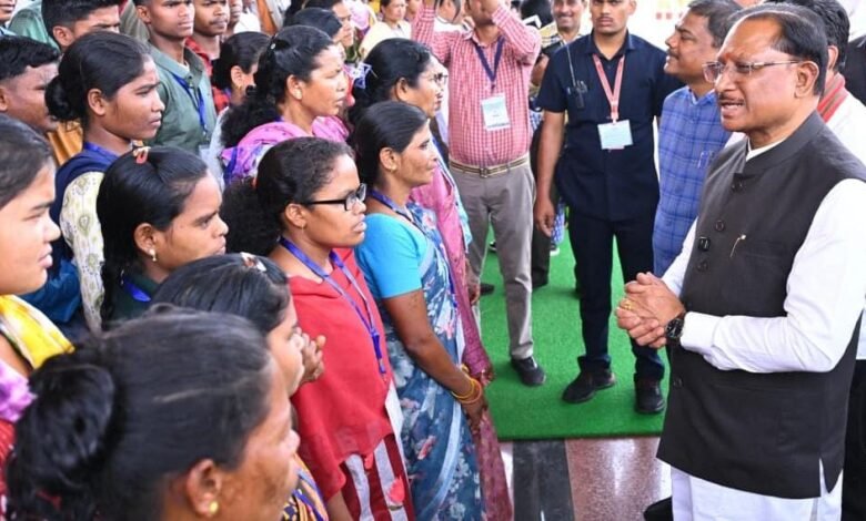 मुख्यधारा की ओर लौटता विश्वास: 140 आत्मसमर्पित नक्सलियों ने मुख्यमंत्री से की मुलाकात मुख्यधारा की ओर लौटता विश्वास: 140 आत्मसमर्पित नक्सलियों ने मुख्यमंत्री से की मुलाकात