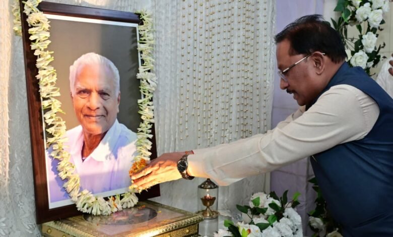 मुख्यमंत्री श्री विष्णुदेव साय ने लोकतंत्र सेनानी स्वर्गीय महावीर प्रसाद जैन को दी श्रद्धांजलि