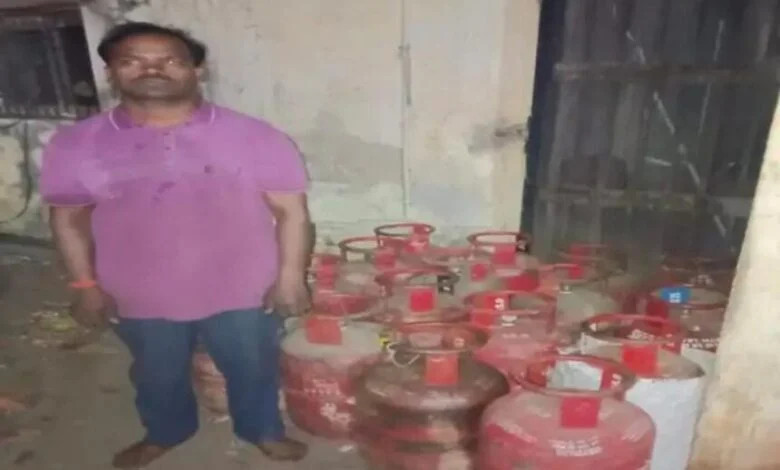 रायपुर में 16 अवैध घरेलू गैस सिलेंडरों के साथ युवक गिरफ्तार रायपुर में 16 अवैध घरेलू गैस सिलेंडरों के साथ युवक गिरफ्तार