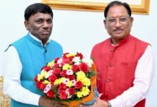 मुख्यमंत्री श्री विष्णु देव साय  से गोवा के खेल एवं जनजातीय कल्याण मंत्री श्री रमेश तावड़कर की सौजन्य भेंट: जनजातीय कल्याण और खेल विकास को लेकर हुई सार्थक चर्चा