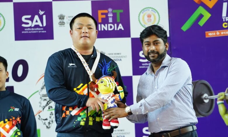 आर्थिक तंगी से जूझते हुए झारखंड के वेटलिफ्टर बाबूलाल हेम्ब्रम एक-एक मेडल के साथ बना रहे हैं अपनी पहचान आर्थिक तंगी से जूझते हुए झारखंड के वेटलिफ्टर बाबूलाल हेम्ब्रम एक-एक मेडल के साथ बना रहे हैं अपनी पहचान