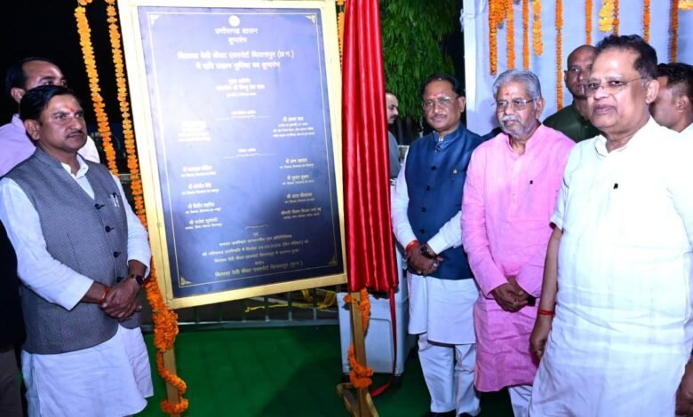 बिलासा देवी केवट एयरपोर्ट से रात्रि उड़ान सेवा का शुभारंभ: मुख्यमंत्री श्री विष्णुदेव साय ने भरी पहली नाइट फ्लाइट