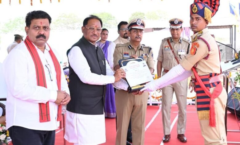 आधुनिक तकनीक के साथ संवेदनशीलता ही नई पुलिसिंग की पहचान है – मुख्यमंत्री आधुनिक तकनीक के साथ संवेदनशीलता ही नई पुलिसिंग की पहचान है – मुख्यमंत्री