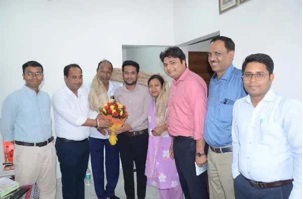 यूपीएससी सलेक्टेड रौनक के निवास पहुंचे जिले के तीनों आईएएस, कलेक्टर ने दी शुभकामनाएं