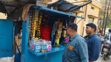 शिक्षण संस्थाओं के आसपास की पान दुकानों में पहुंची निगम टीम, गुटखा, सिगरेट, तम्बाकू, पान मसाला के पाउच पैकेटस जब्त