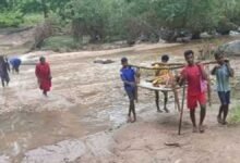 दूरस्थ बिनागुंडा गांव से मरीज को कठिन हालात में पहुंचाया गया अस्पताल