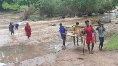 दूरस्थ बिनागुंडा गांव से मरीज को कठिन हालात में पहुंचाया गया अस्पताल