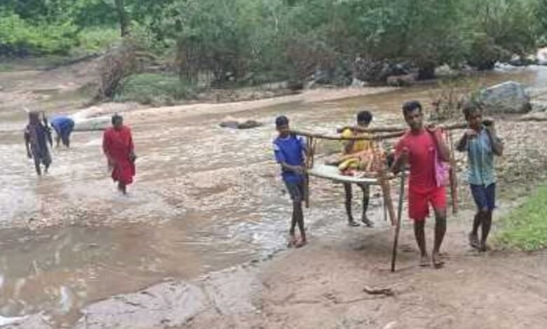 दूरस्थ बिनागुंडा गांव से मरीज को कठिन हालात में पहुंचाया गया अस्पताल