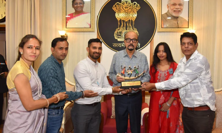 राज्यपाल से रेडियो संगवारी टीम ने की मुलाकात राज्यपाल से रेडियो संगवारी टीम ने की मुलाकात