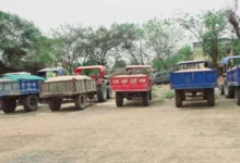 अवैध खनन मामले में 13 ट्रैक्टर और 1 हाईवा जब्त