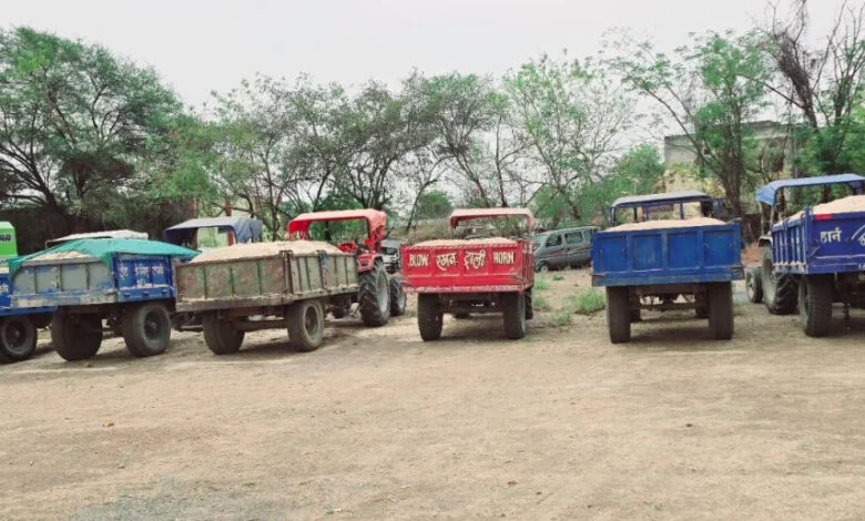 अवैध खनन मामले में 13 ट्रैक्टर और 1 हाईवा जब्त