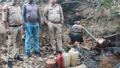 305 लीटर महुआ शराब और 1050 किलो लाहन जब्त, 5 आरोपी जेल भेजे गए