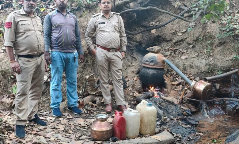 305 लीटर महुआ शराब और 1050 किलो लाहन जब्त, 5 आरोपी जेल भेजे गए