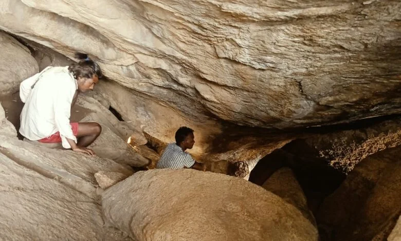 गढ़पहाड़ की गुफाओं में झलकती प्रागैतिहासिक सभ्यता की अनूठी विरासत गढ़पहाड़ की गुफाओं में झलकती प्रागैतिहासिक सभ्यता की अनूठी विरासत