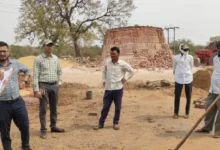 बिना अनुमति चल रहा था ईंट निर्माण कार्य, अवैध ईंट भट्ठे पर बड़ी कार्रवाई, लाखों ईंटें और लकड़ी जब्त