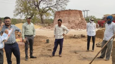 बिना अनुमति चल रहा था ईंट निर्माण कार्य, अवैध ईंट भट्ठे पर बड़ी कार्रवाई, लाखों ईंटें और लकड़ी जब्त
