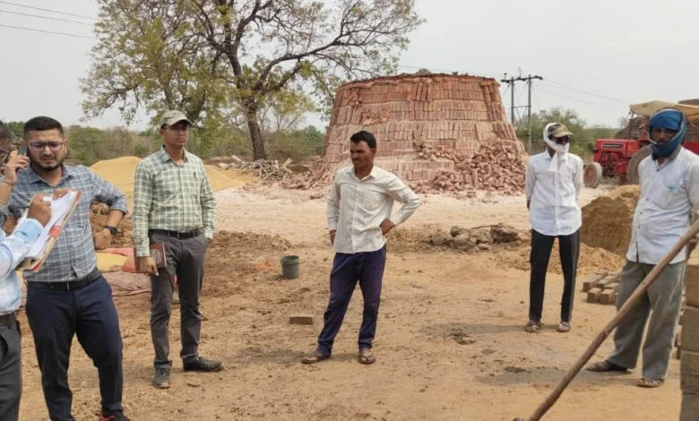 बिना अनुमति चल रहा था ईंट निर्माण कार्य, अवैध ईंट भट्ठे पर बड़ी कार्रवाई, लाखों ईंटें और लकड़ी जब्त