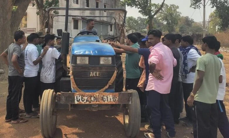 बंदूक छोड़ थामा ट्रैक्टर का स्टीयरिंग: नारायणपुर में आत्मसमर्पित नक्सलियों की नई पारी