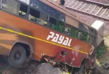 स्टेयरिंग फेल होने से बस रेलवे ट्रैक पर गिरी, 30 यात्री बाल-बाल बचे