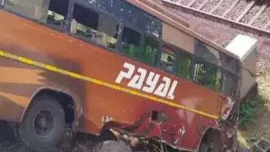 स्टेयरिंग फेल होने से बस रेलवे ट्रैक पर गिरी, 30 यात्री बाल-बाल बचे