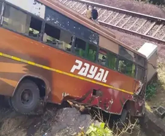 स्टेयरिंग फेल होने से बस रेलवे ट्रैक पर गिरी, 30 यात्री बाल-बाल बचे स्टेयरिंग फेल होने से बस रेलवे ट्रैक पर गिरी, 30 यात्री बाल-बाल बचे