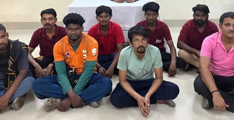 रायपुर रेल मंडल में अनियमित यात्रियों एवं अनाधिकृत वेंडिंग के खिलाफ वाणिज्य विभाग का दुर्ग स्टेशन पर अभियान