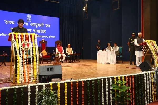 राज्यपाल ने नवनियुक्त राज्य सूचना आयुक्तों को दिलाई शपथ राज्य सूचना आयुक्त की शपथ, आलोक नागर और राजेश भट्ट ने ली