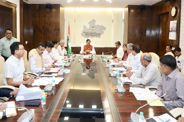 जनकल्याण के कामों में तेज़ी लायें, निरीक्षण करें, गांवों में करें रात्रि विश्राम : मुख्यमंत्री