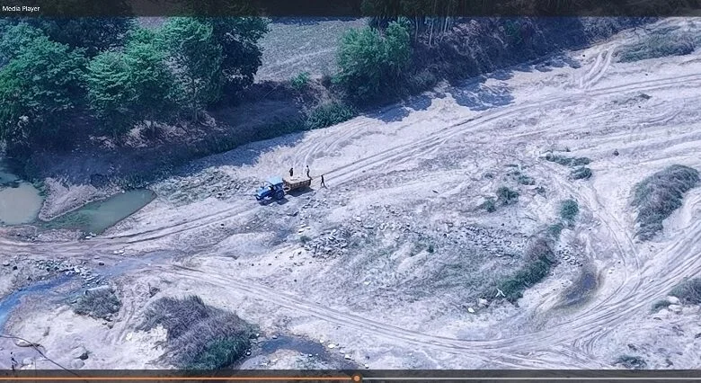 खनन क्षेत्रों में ड्रोन की निगरानी, अवैध खनन पर कड़ा प्रहार, पोकलेन मशीन और हाईवा जब्त