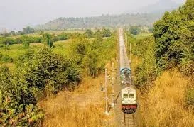 भारतीय रेलवे ने जोनों में लगाए 81 लाख 59 हजार पेड़, ट्रैक के किनारे वृक्षारोपण से मिट्टी का कटाव रुका