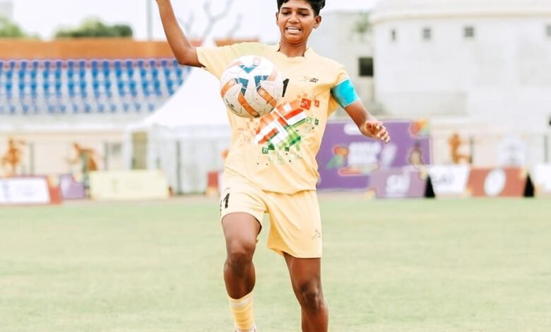 जनजातीय जड़ों से अंतर्राष्ट्रीय फलक तकजनजातीय जड़ों से अंतर्राष्ट्रीय फलक तक: छत्तीसगढ़ की स्टार फुटबॉलर किरण पिस्दा के संघर्ष की कहानी